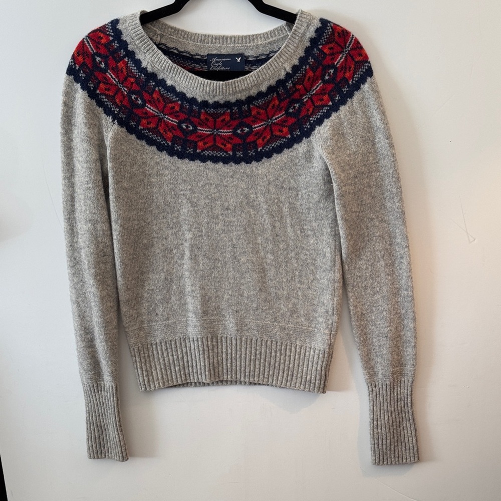 American Eagle Outfitters Gray Sweater w/red poinsettia  accent Sz M EUC